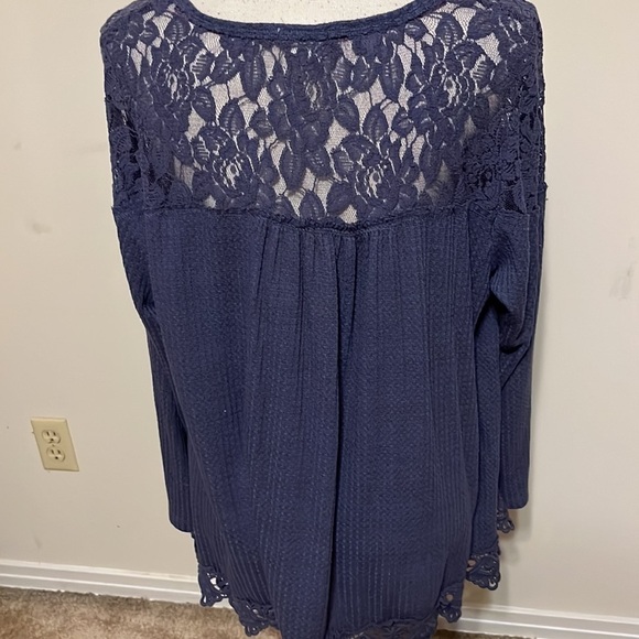 Clover + Scout blue tee with lace yoke. Sz 1x - Picture 4 of 9